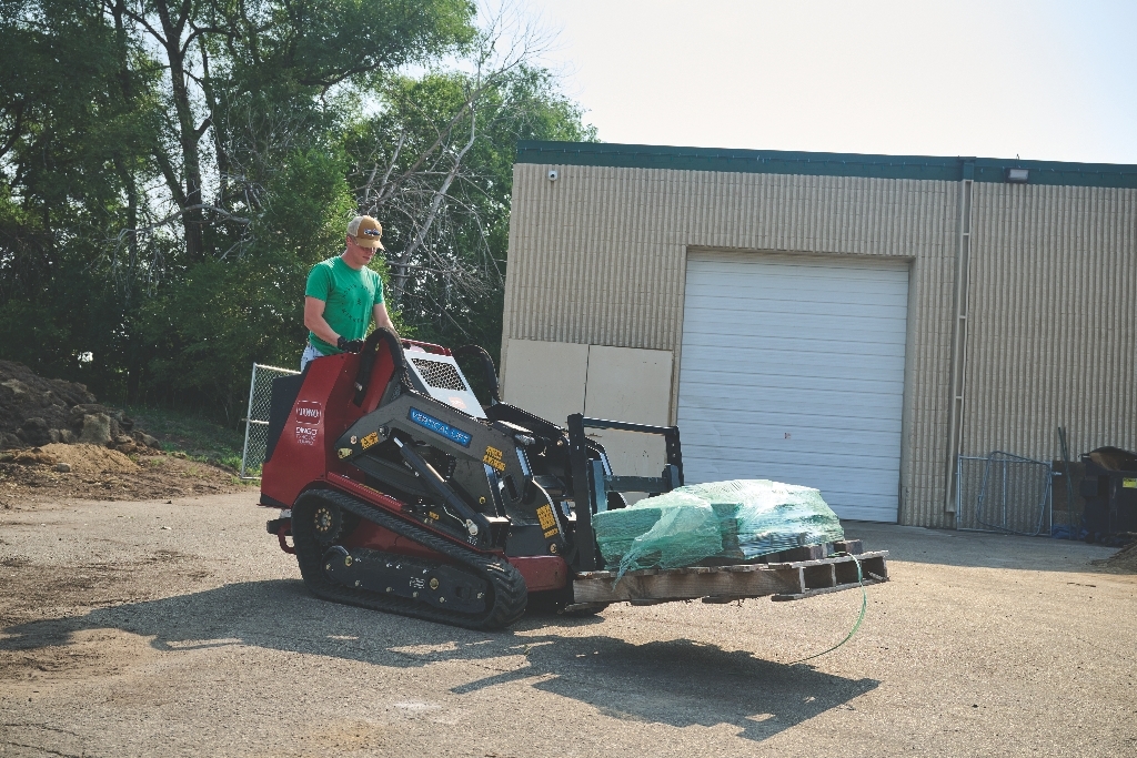 Siteworks TX 1000 dingo carrying a load<br />
